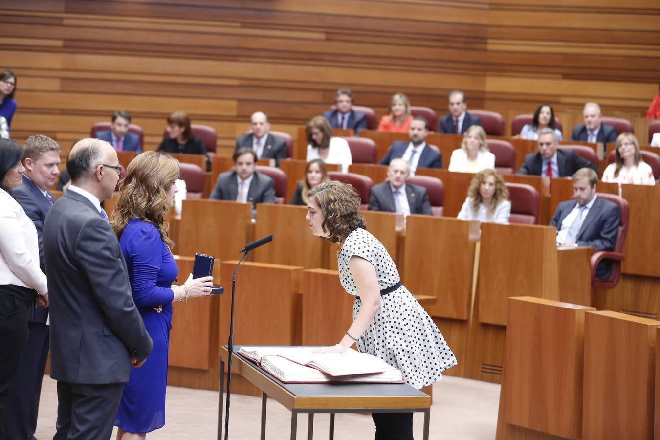 Natalia del Barrio, procuradora de Podemos, promete su cargo.