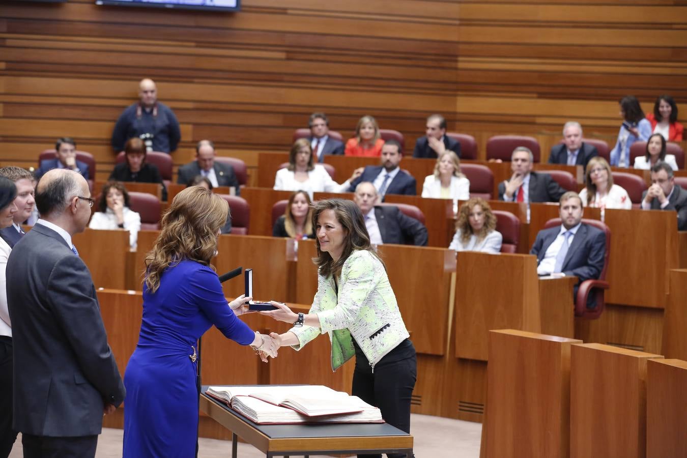 La procuradora popular María de Diego Durántez recoge su medalla.