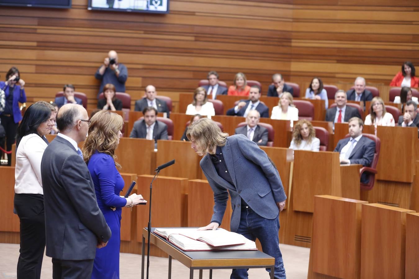 Pablo Fernández, procurador de Podemos, promete su cargo.