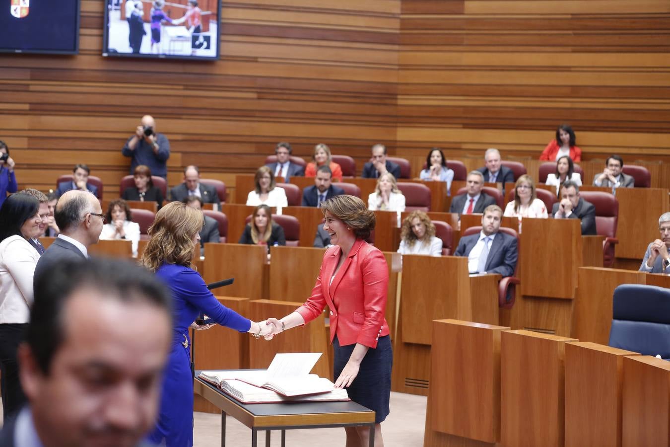 La procuradora popular Josefa García Cirac toma posesión de su cargo.