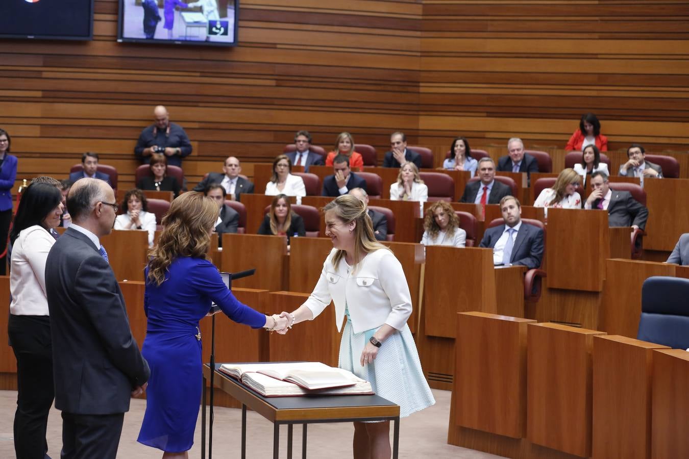 La procuradora popular María Ángeles García Herrero toma posesión de su cargo.
