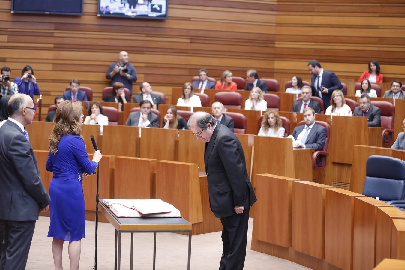Juan Vicente Herrera jura su cargo como procurador del Partido Popular.