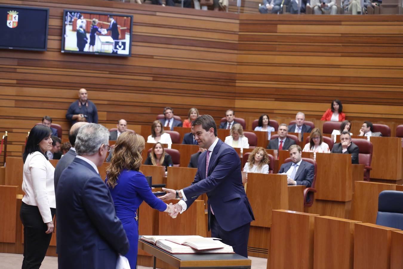 El procurador popular Ángel Mariano Ibáñez toma posesión de su cargo en la sesión constitutiva de la IX Legislatura de las Cortes de Castilla y León.