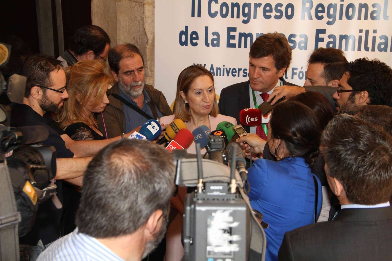 La ministra de Fomento inaugura el II Congreso Regional de la Empresa Familiar en Valbuena de Duero (Valladolid)