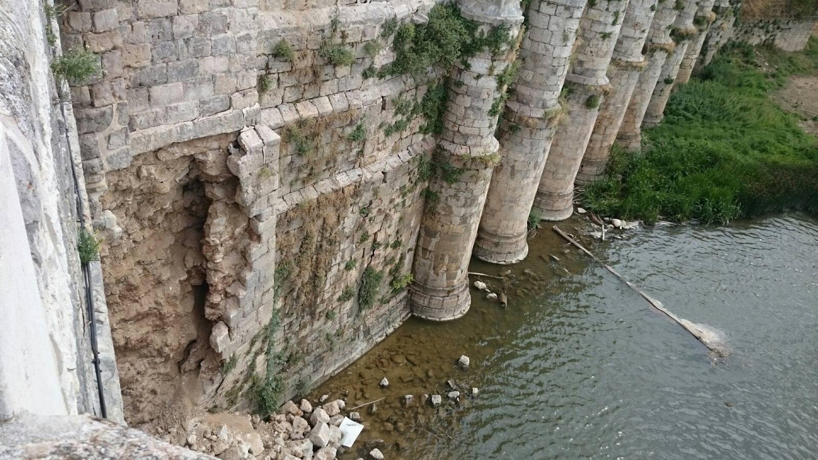 El derrumbe amenaza el puente de Cabezón de Pisuerga (Valladolid)