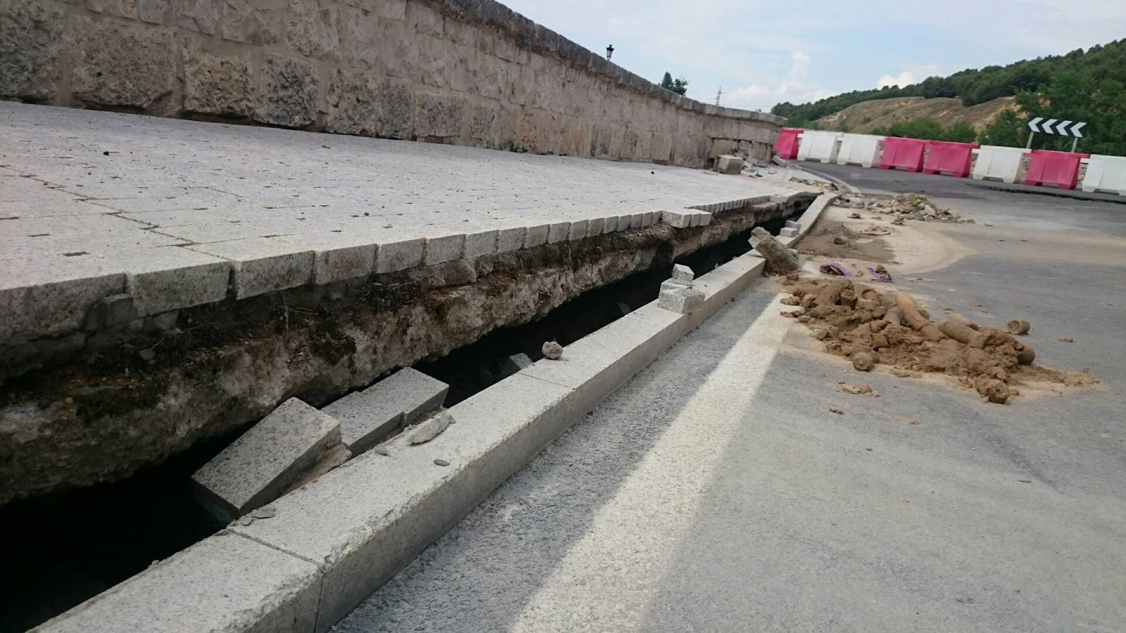 El derrumbe amenaza el puente de Cabezón de Pisuerga (Valladolid)