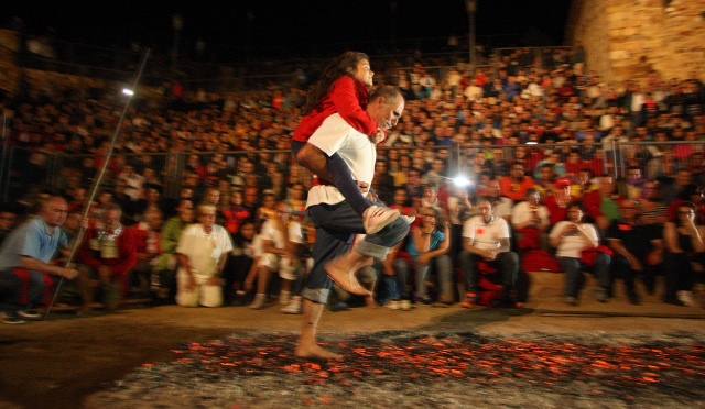 Jaime de Marichalar acude con su hijo Juan Froilán al Paso del Fuego en San Pedro Manrique (Soria)