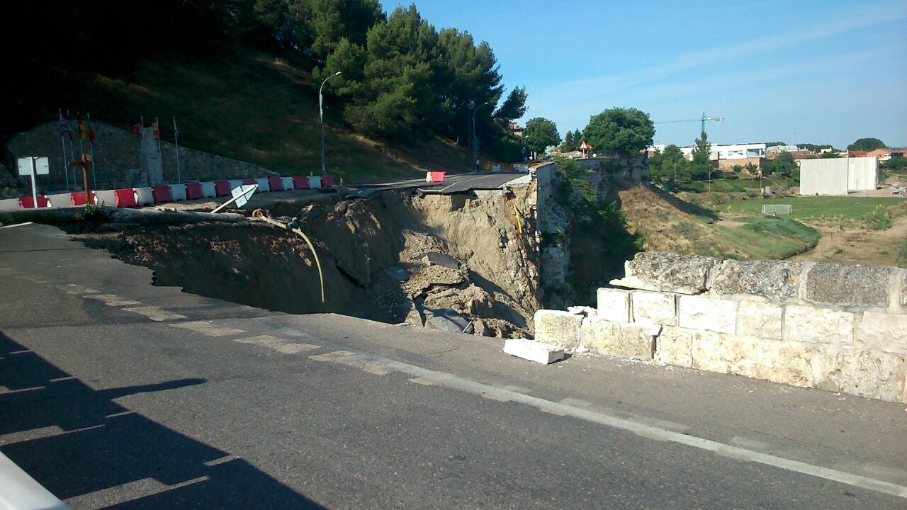 Se derrumba por completo el muro de contención del puente de Cabezón de Pisuerga (2/2)