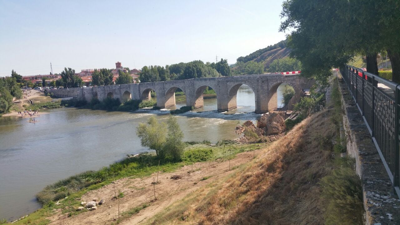 Se derrumba por completo el muro de contención del puente de Cabezón de Pisuerga (2/2)