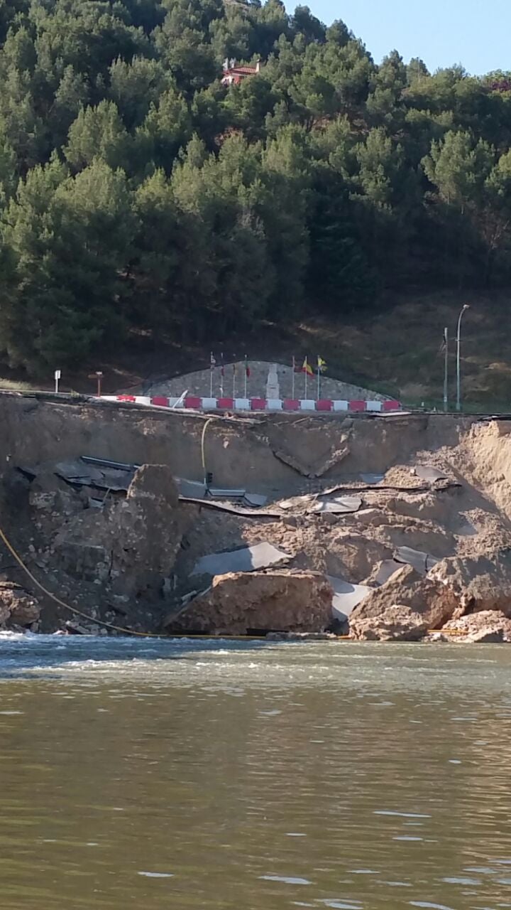 Se derrumba por completo el muro de contención del puente de Cabezón de Pisuerga (2/2)