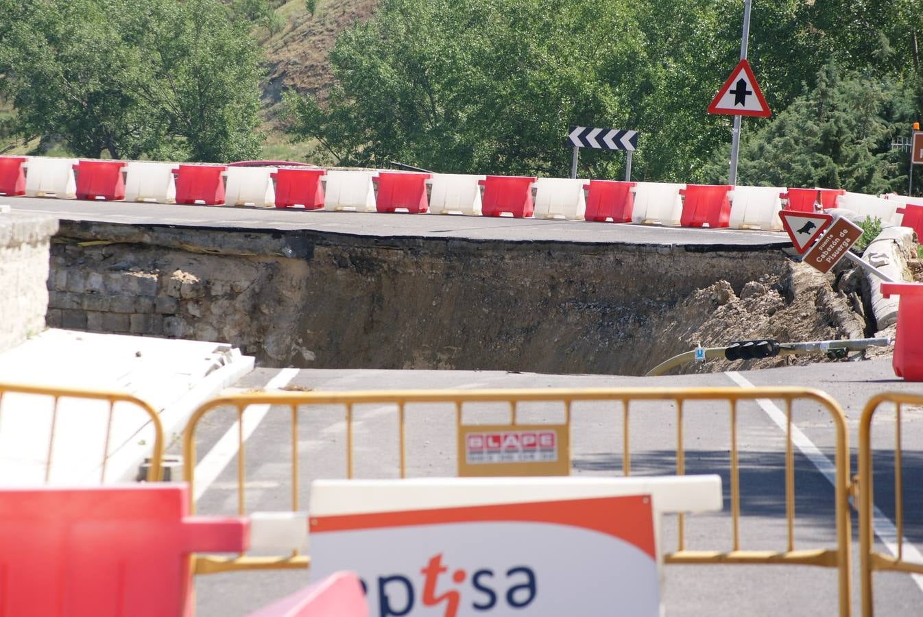 Se derrumba por completo el muro de contención del puente de Cabezón de Pisuerga (1/2)