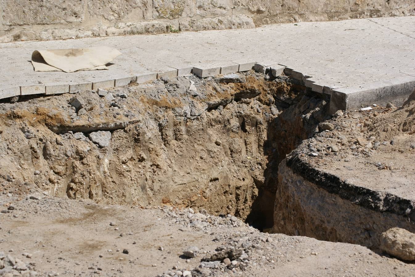 Se derrumba por completo el muro de contención del puente de Cabezón de Pisuerga (1/2)