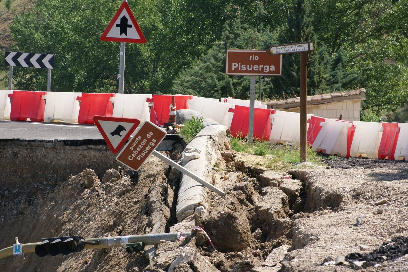 Se derrumba por completo el muro de contención del puente de Cabezón de Pisuerga (1/2)