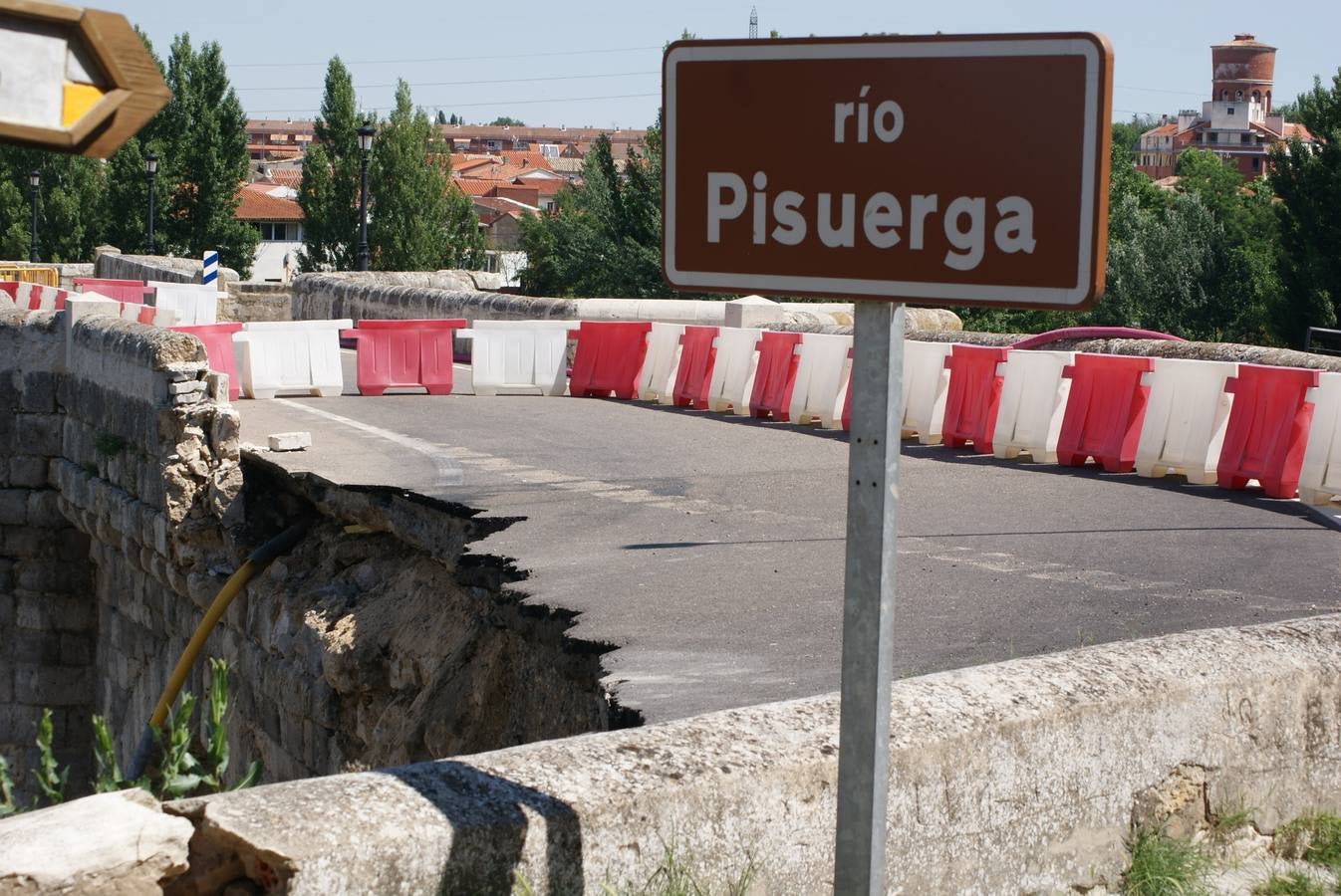 Se derrumba por completo el muro de contención del puente de Cabezón de Pisuerga (1/2)