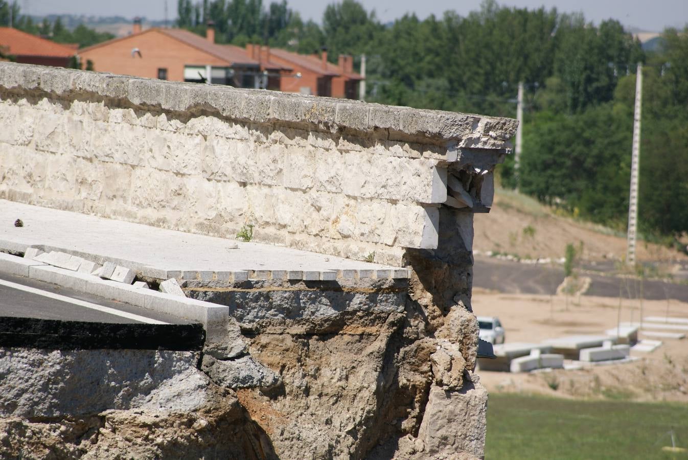 Se derrumba por completo el muro de contención del puente de Cabezón de Pisuerga (1/2)