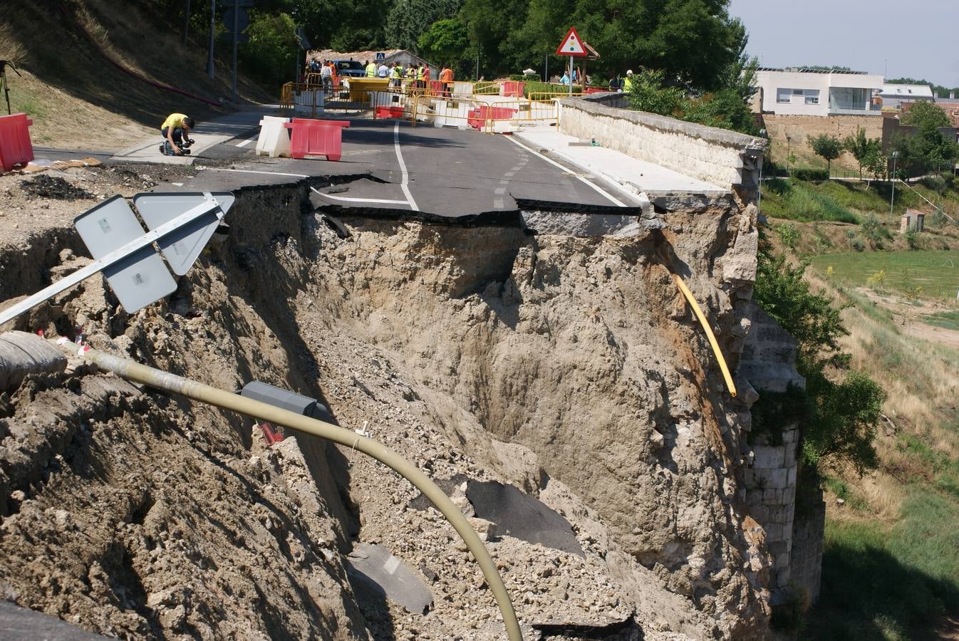 Se derrumba por completo el muro de contención del puente de Cabezón de Pisuerga (1/2)