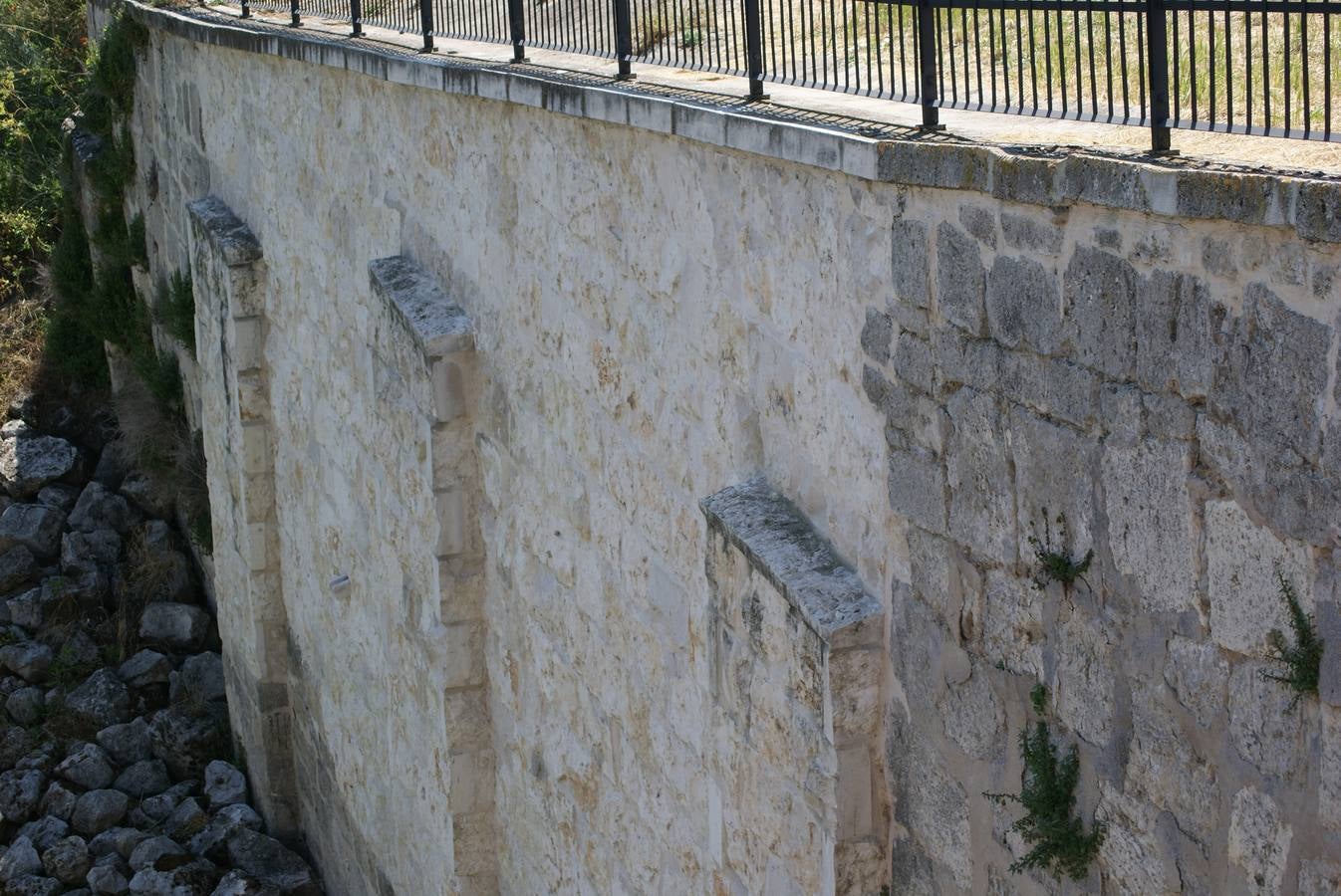 Se derrumba por completo el muro de contención del puente de Cabezón de Pisuerga (1/2)