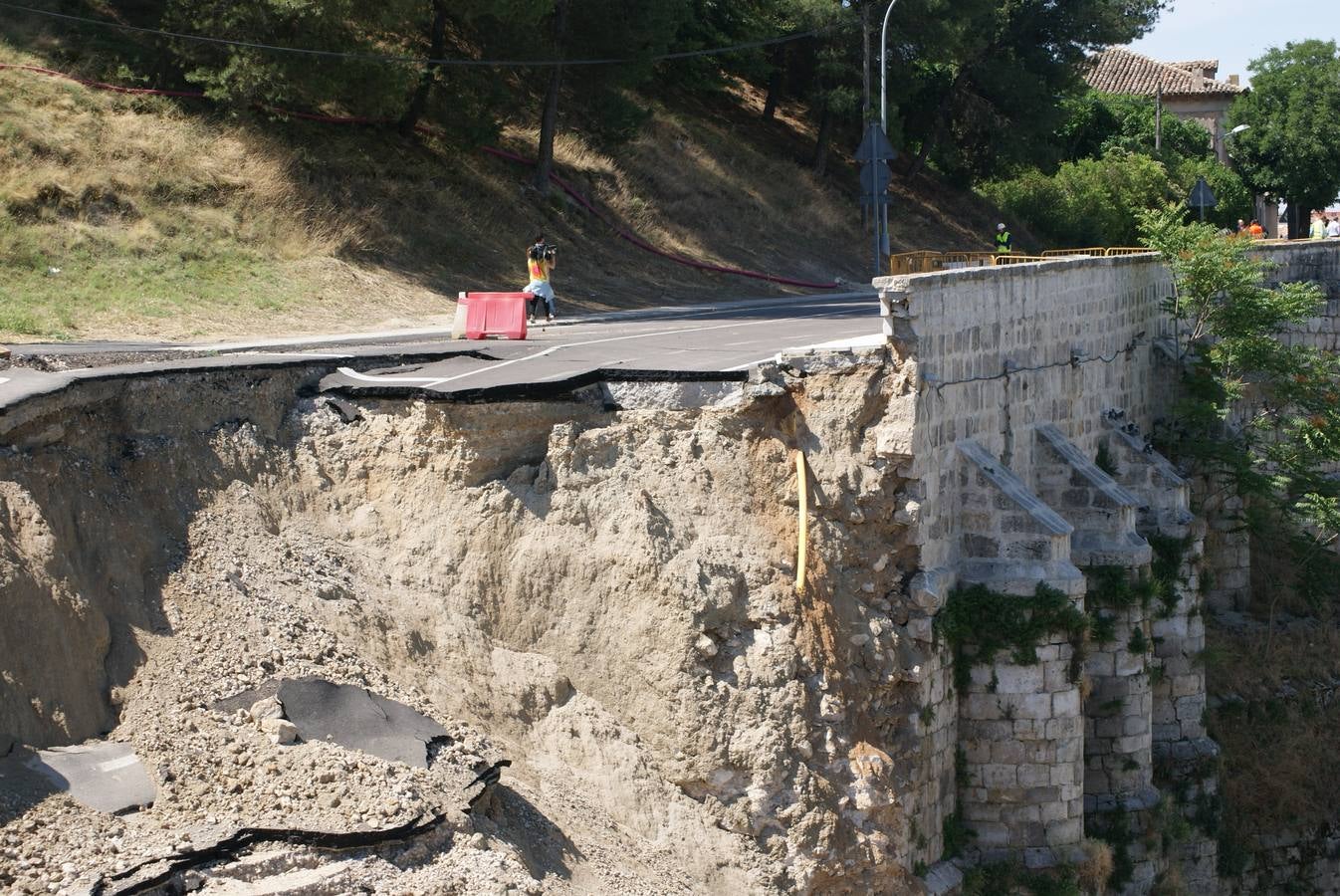 Se derrumba por completo el muro de contención del puente de Cabezón de Pisuerga (1/2)