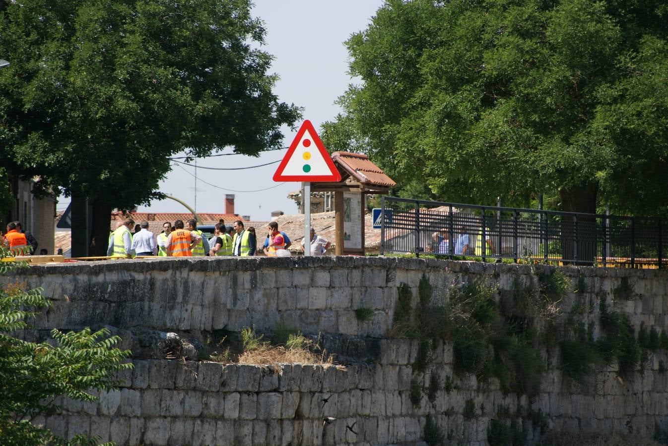 Se derrumba por completo el muro de contención del puente de Cabezón de Pisuerga (1/2)