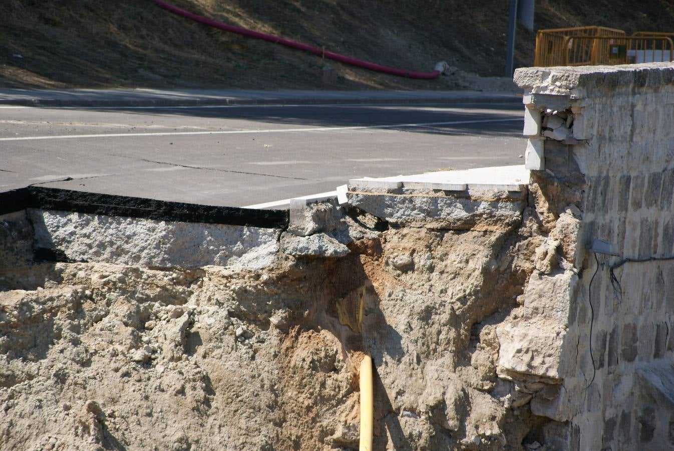 Se derrumba por completo el muro de contención del puente de Cabezón de Pisuerga (1/2)