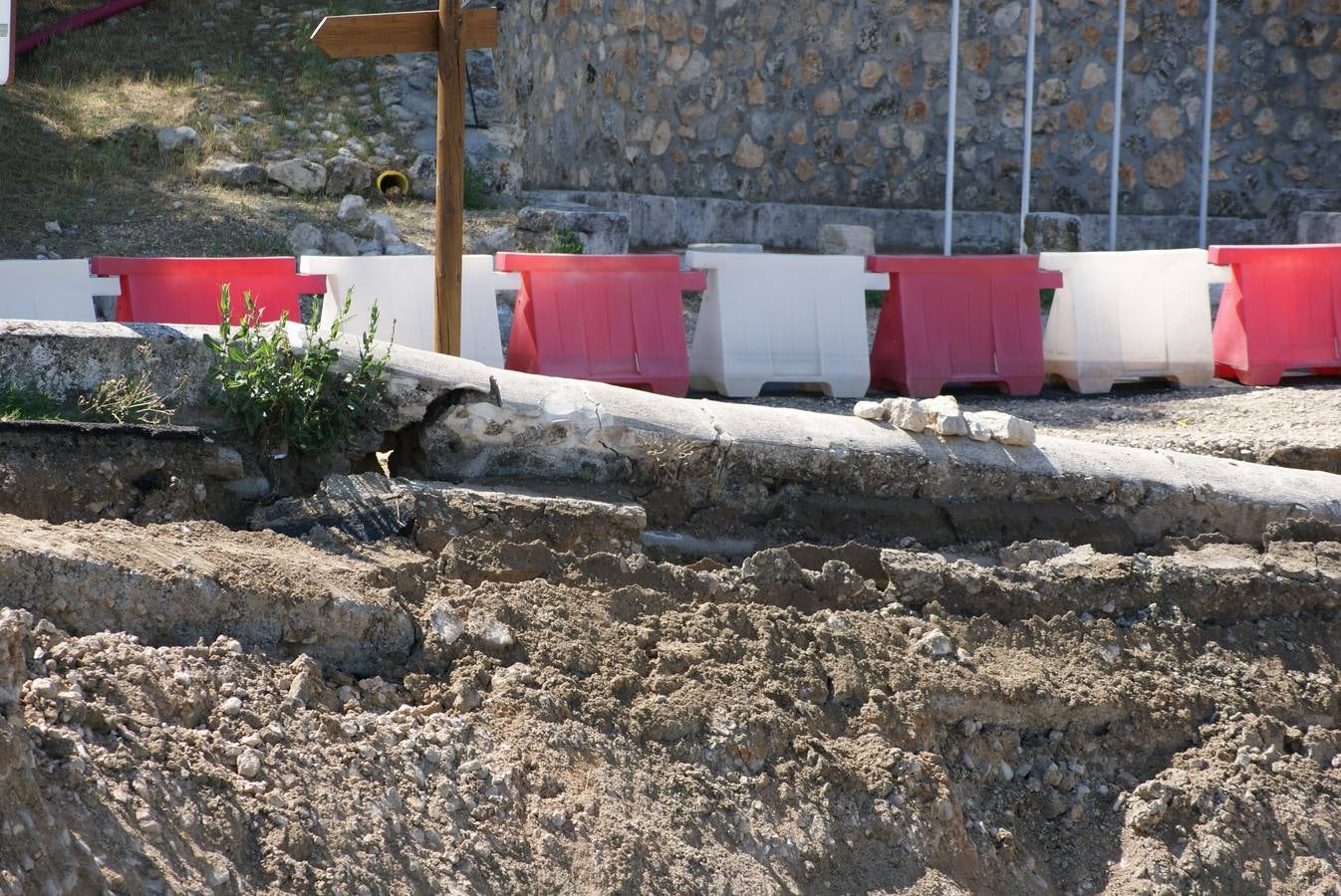 Se derrumba por completo el muro de contención del puente de Cabezón de Pisuerga (1/2)