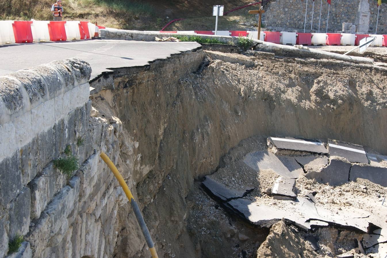 Se derrumba por completo el muro de contención del puente de Cabezón de Pisuerga (1/2)