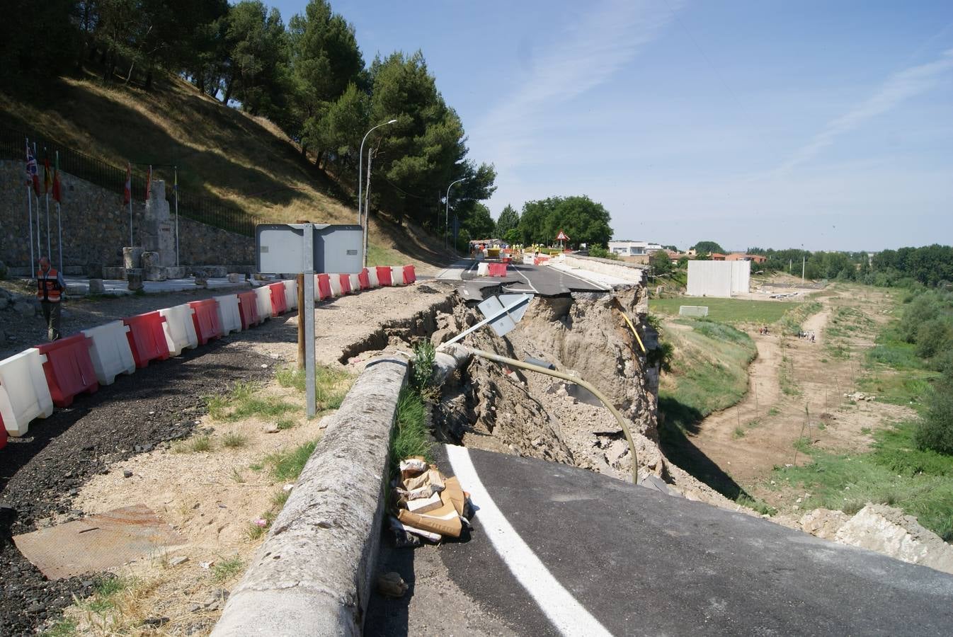 Se derrumba por completo el muro de contención del puente de Cabezón de Pisuerga (2/2)