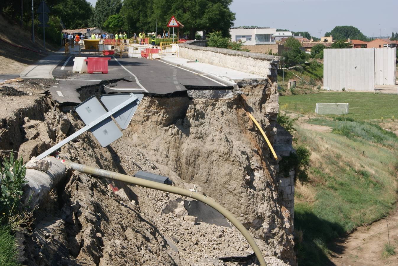 Se derrumba por completo el muro de contención del puente de Cabezón de Pisuerga (2/2)