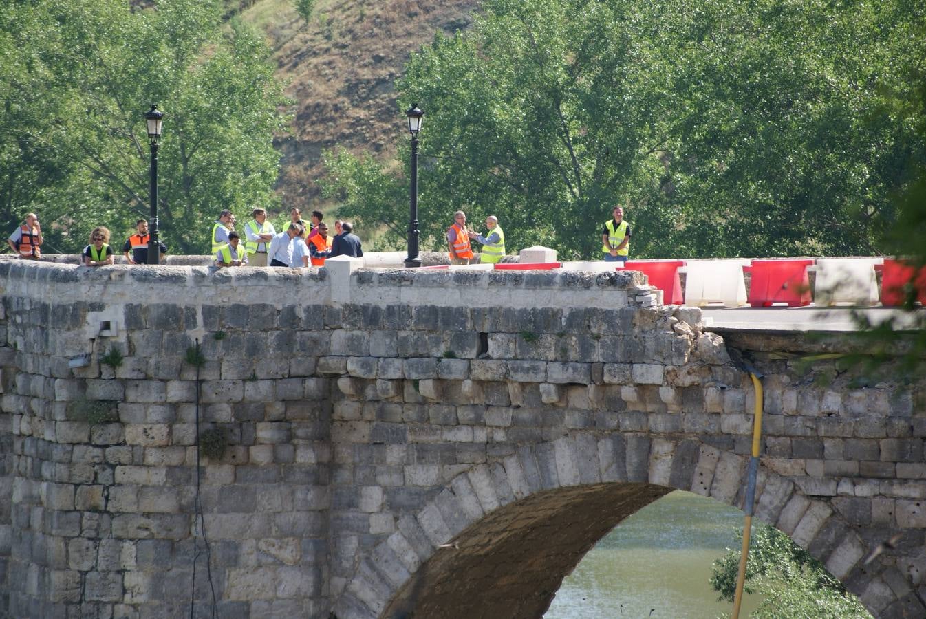 Se derrumba por completo el muro de contención del puente de Cabezón de Pisuerga (2/2)