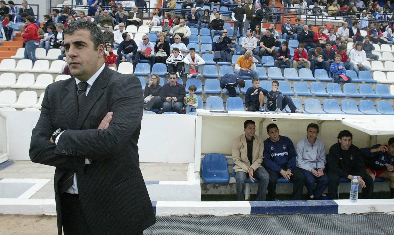 Alfredo Merino. SEGUNDA. Temporadas. 2005/2006, 17 partidos tras sustituir a M. Alonso. 10º en la clasificación, a 19 puntos del ascenso.