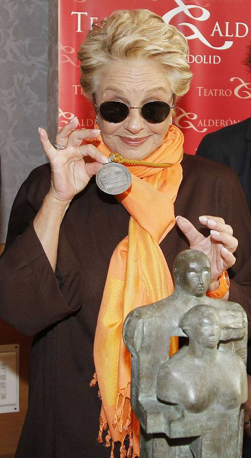 04.10.11 La actriz Lola Herrera posa con la medalla de Embajadora del Teatro tras ser nombrada 'Pilar del Teatro Calderón', en un acto de homenaje celebrado hoy en Valladolid.