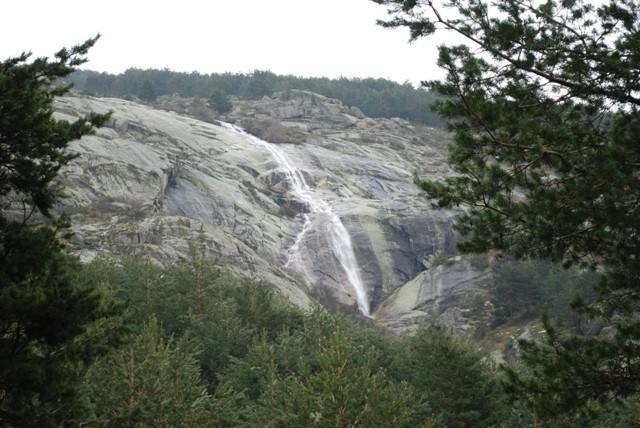 El Chorro Grande (Segovia). Es la cascada más alta de toda la Sierra de Guadarrama. Se ubica en el término municipal de Real Sitio de San Ildefonso, en la provincia de Segovia.