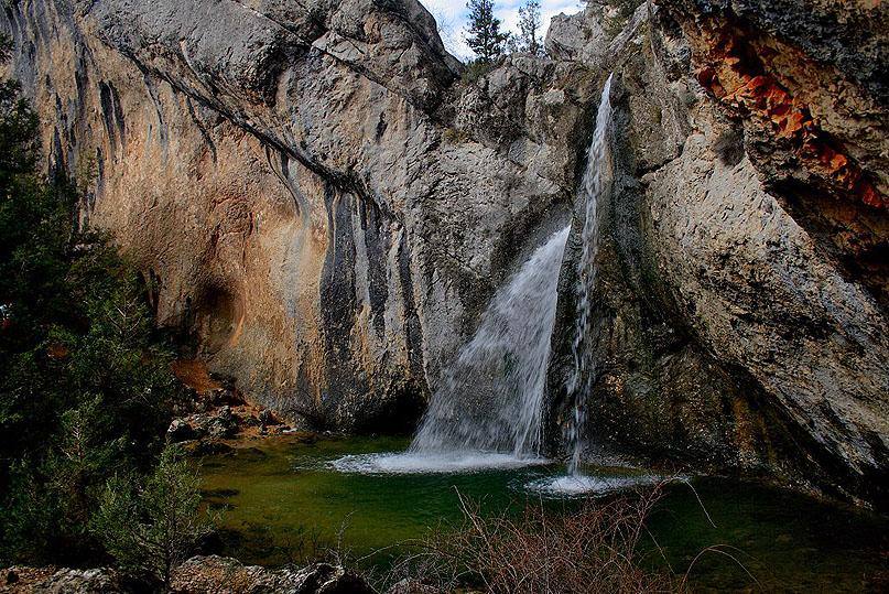 Cascada de La Fuentona (Soria). La Fuentona es un monumento natural situado en las proximidades de la localidad de Muriel de la Fuente (Soria)