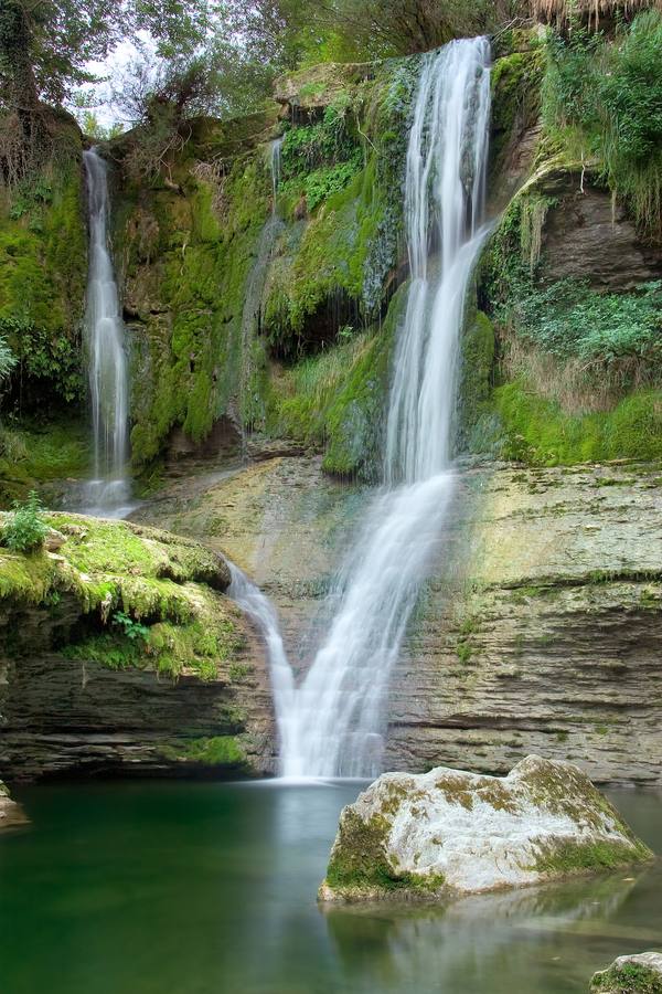 Cascada de Peñaladros (Burgos). En el barrio de Cozuela, perteneciente al valle de Angulo, se localiza este espectacular salto de agua formado por el río San Miguel. Con una caída cercana a los 30 metros y rodeada por una densa y exuberante vegetación.