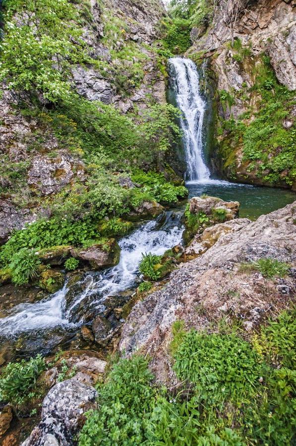 La Cascada de Torrestío (León). Torrestío es el pueblo más alejado del municipio de San Emiliano y uno de los más interesantes de Babia. Se llega a el subiendo hacia el puerto de Ventana y antes de coronar el puerto cogiendo un desvío a mano izquierda. Muy cerca del pueblo se encuentra esta bonita cascada cuyo río nace en la fuente de la Salud.