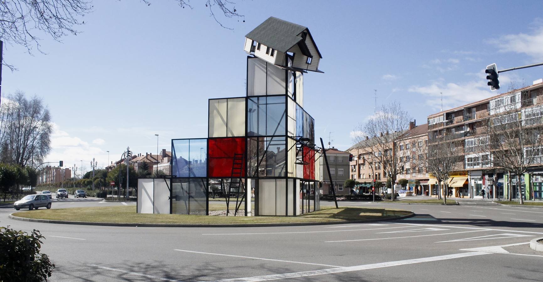 Rotonda con la escultura homenaje al cine en La Rubia.