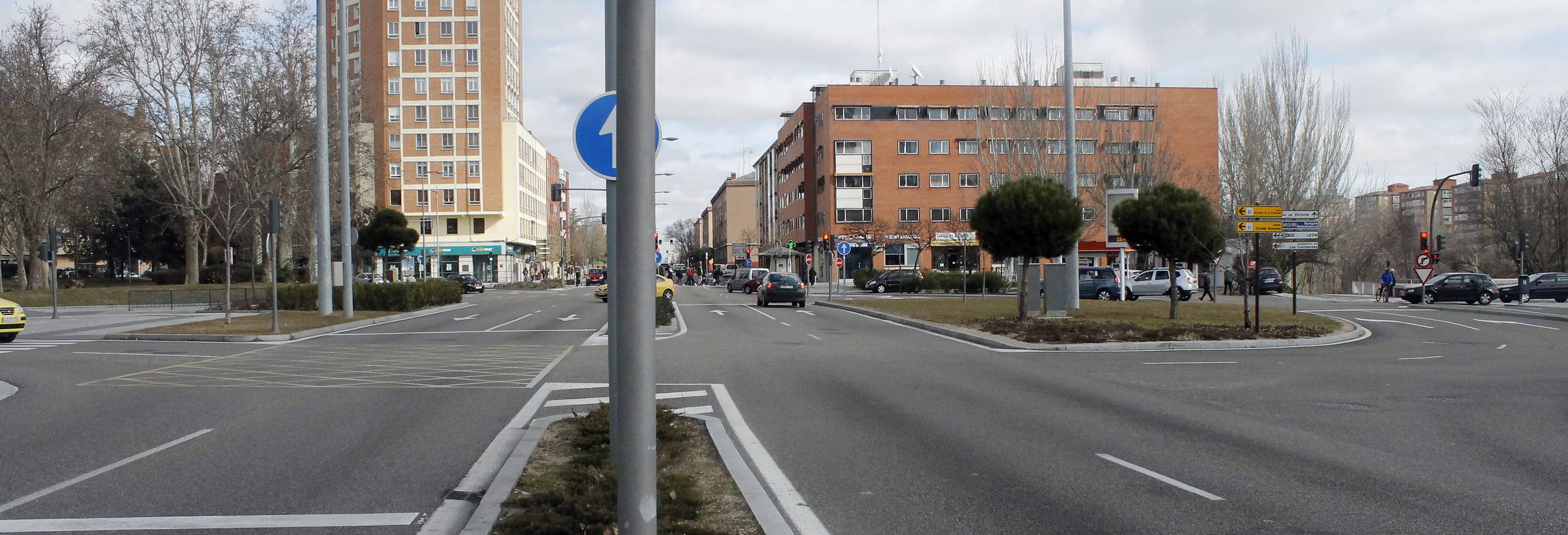 Rotonda en la Avenida de Salamanca, junto al Puente Mayor.