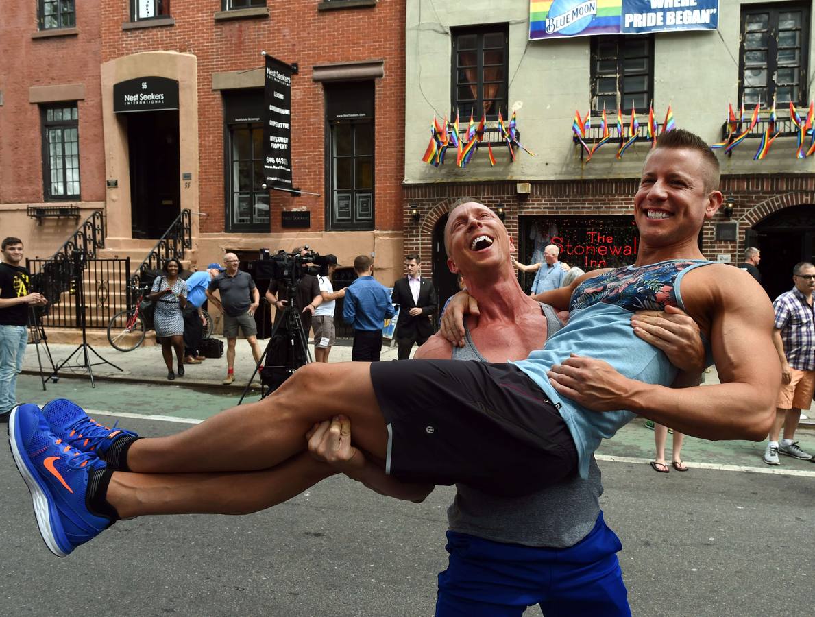 Justin Kattler y Tim Loecker, celebran fuera del Stonewall Tavern en el West Village en Nueva York, sobre  decision de La Corte Suprema de Estados Unidos sobre el matrimonio homosexual.