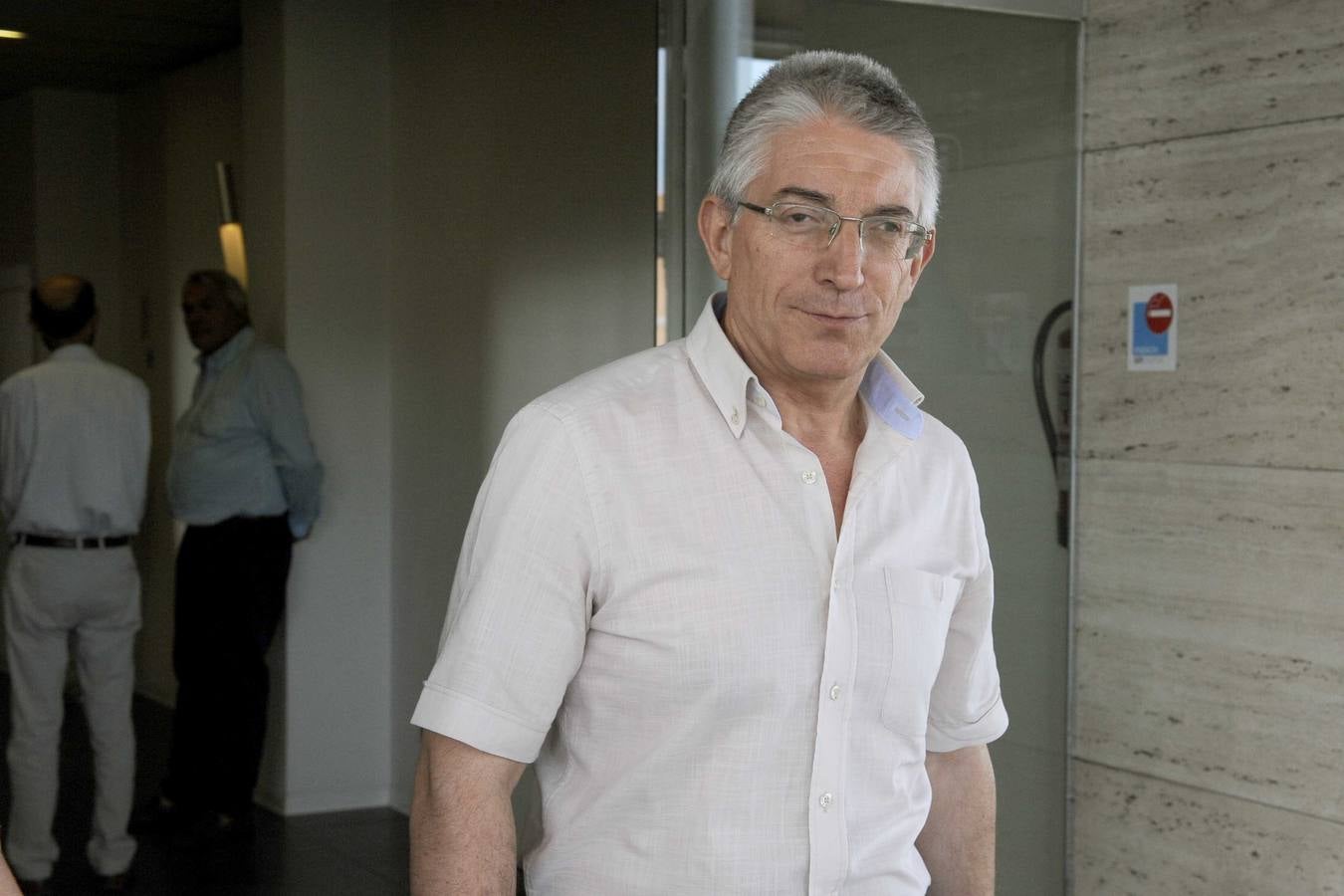 Políticos y personalidades locales visitan el tanatorio con motivo del fallecimiento de Ángel Velasco