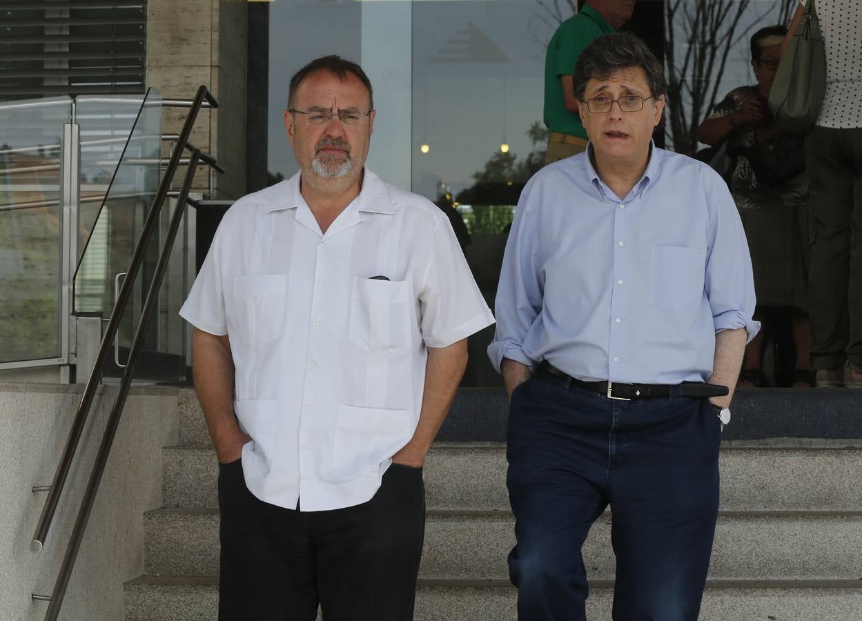 Políticos y personalidades locales visitan el tanatorio con motivo del fallecimiento de Ángel Velasco