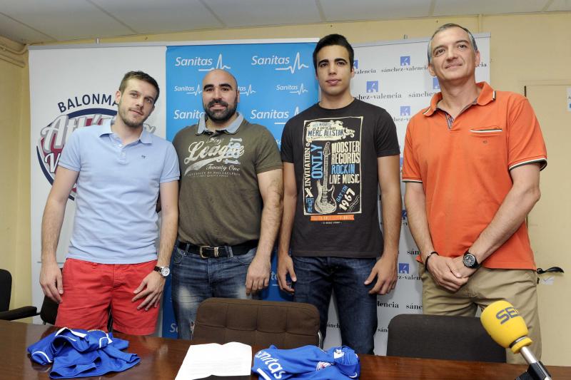Entrenador y vicepresidente posan con las nuevas incorporaciones para los medios de comunicación.