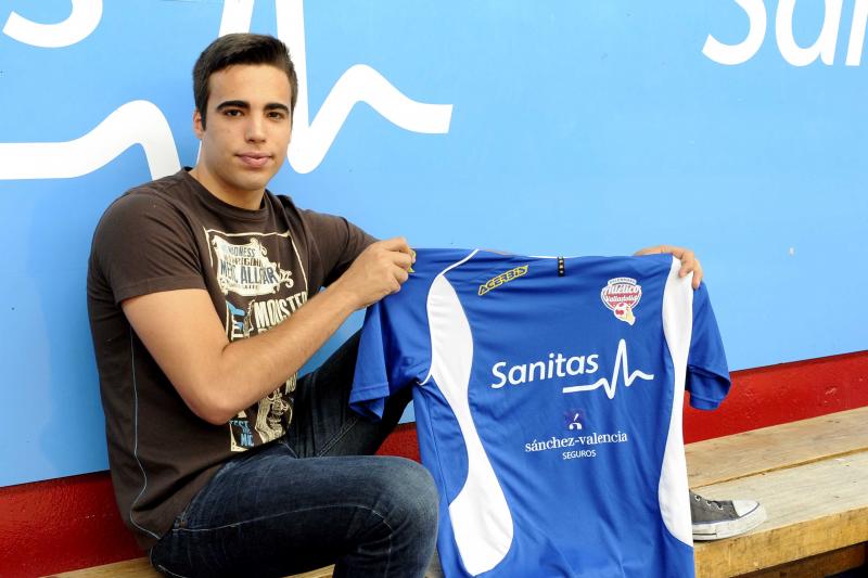 Nico López posa con su nueva camiseta.