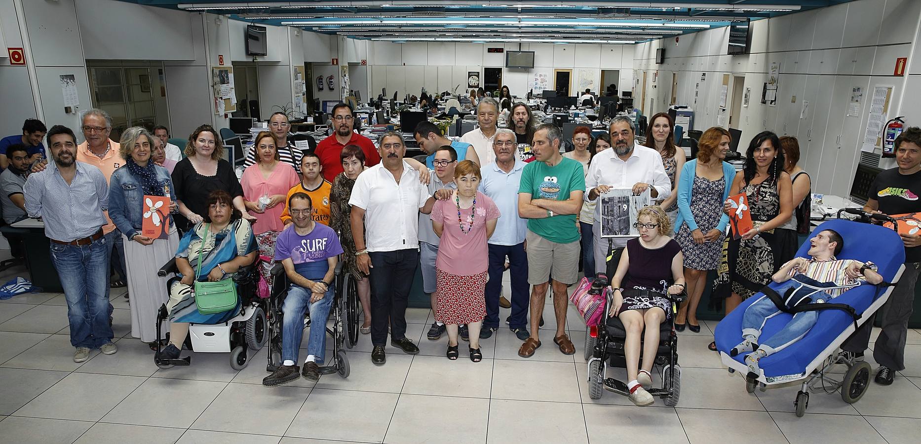 Miembros de Asprona visitan la redacción de El Norte de Castilla