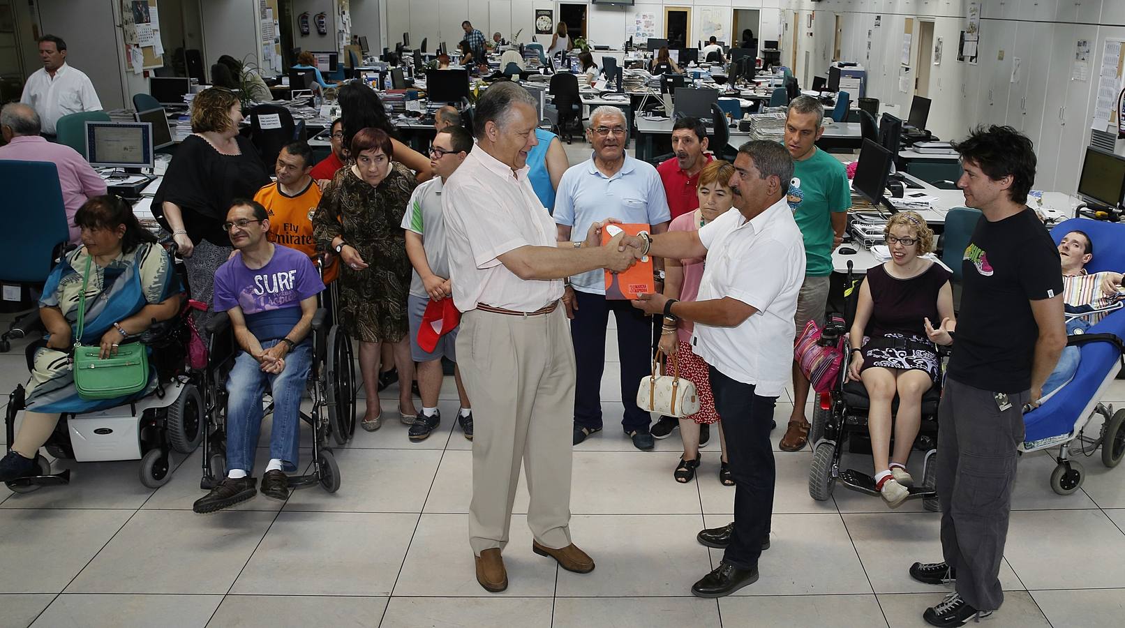 Miembros de Asprona visitan la redacción de El Norte de Castilla