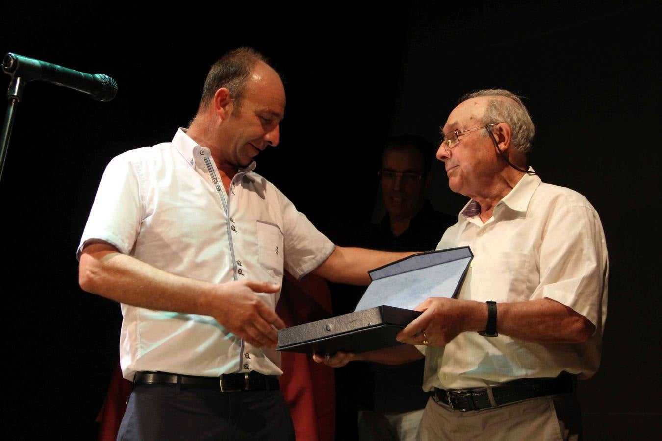 Oroncio Javier García Campo homenajeado por el grupo teatral &#039;El Pedregal&#039; de Campaspero.