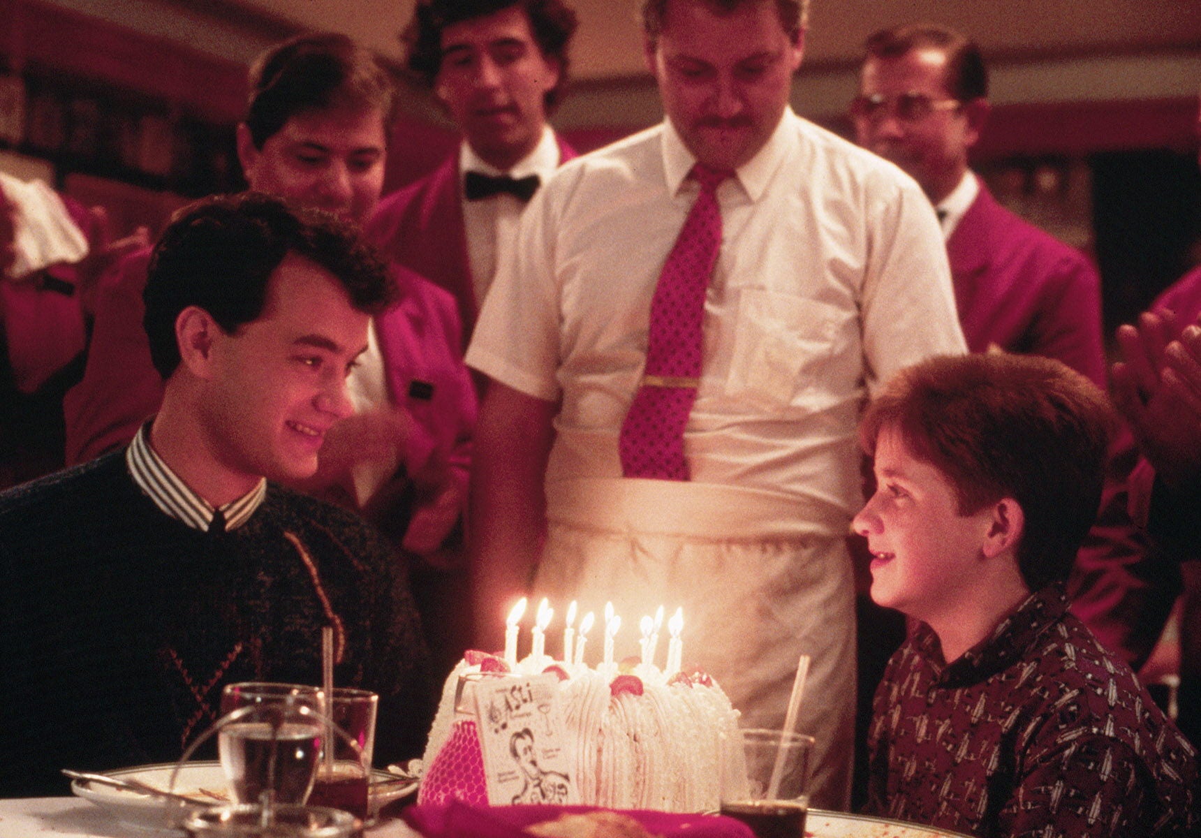 Protagonizada por Tom Hanks, 'Big' (1986) cuenta la historia de un niño de 13 años que se convierte en adulto tras desearlo ante una misteriosa máquina de la feria. Divertida y calificada para todos los públicos pese a la escena en la que se enrolla con su compañera de trabajo.