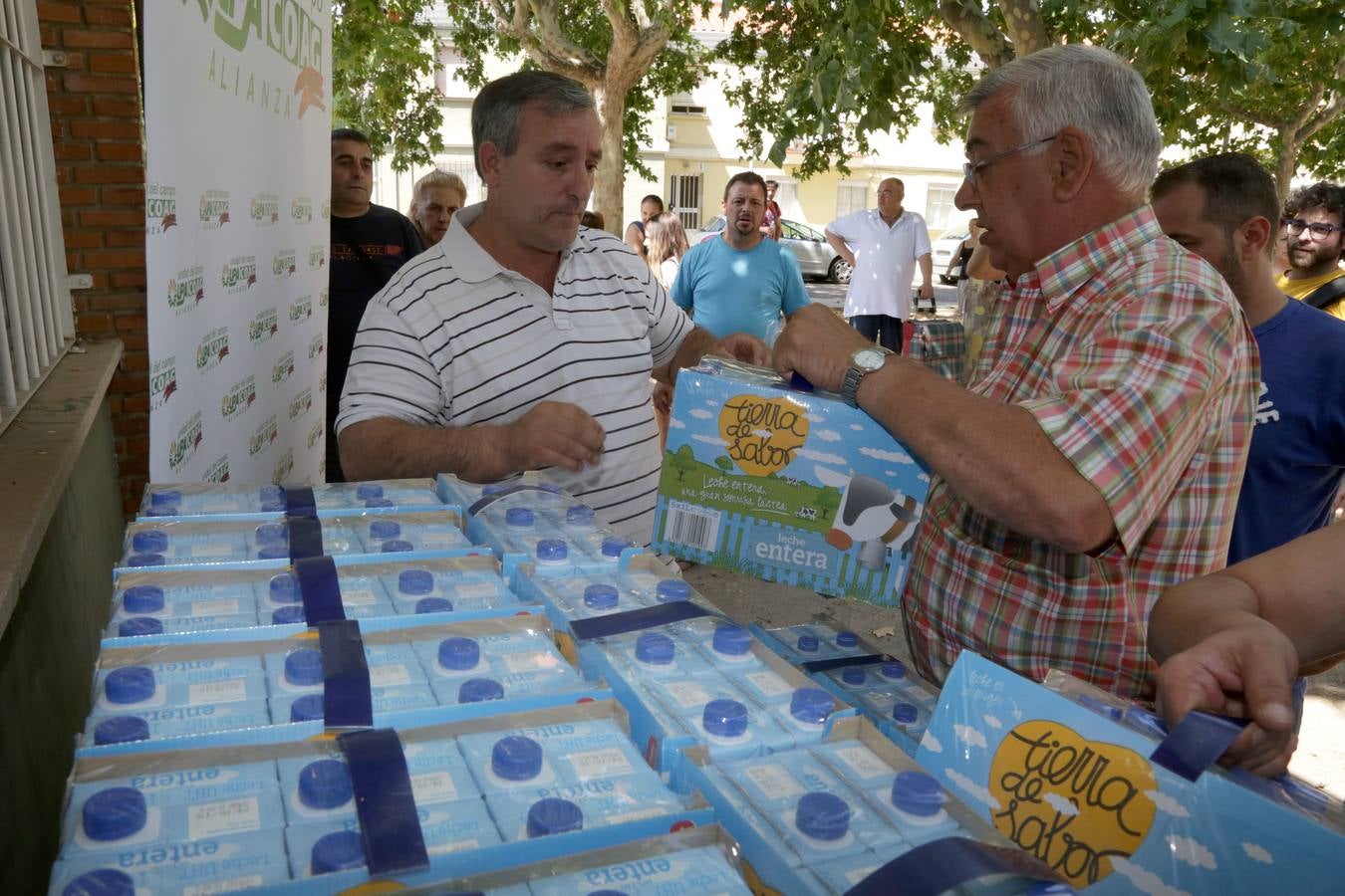 UPA-COAG dona 2,5 toneladas de leche a la Asociación Entrevicinos de Valladolid