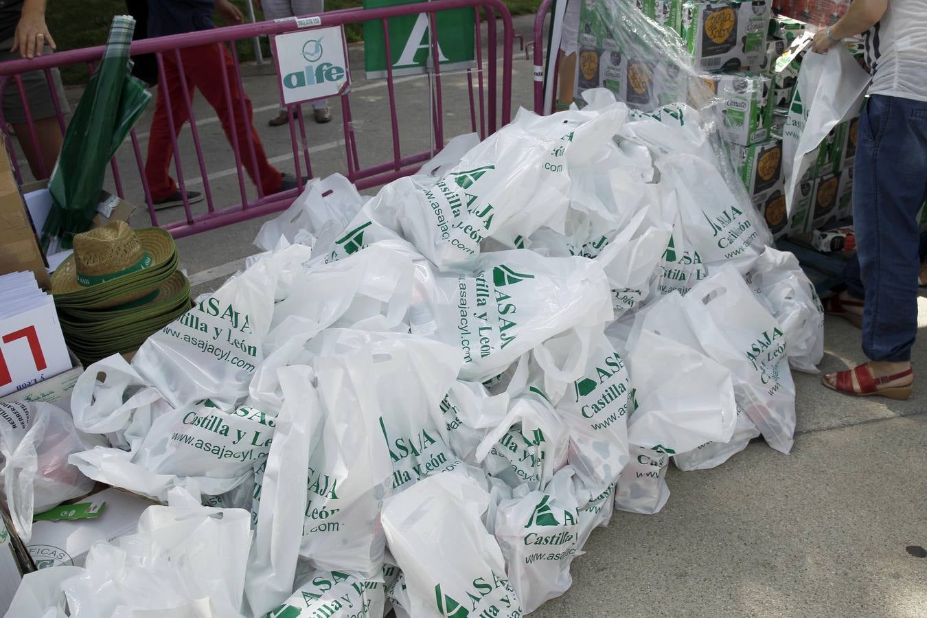 Reparto de leche en la Plaza del Milenio (Valladolid)