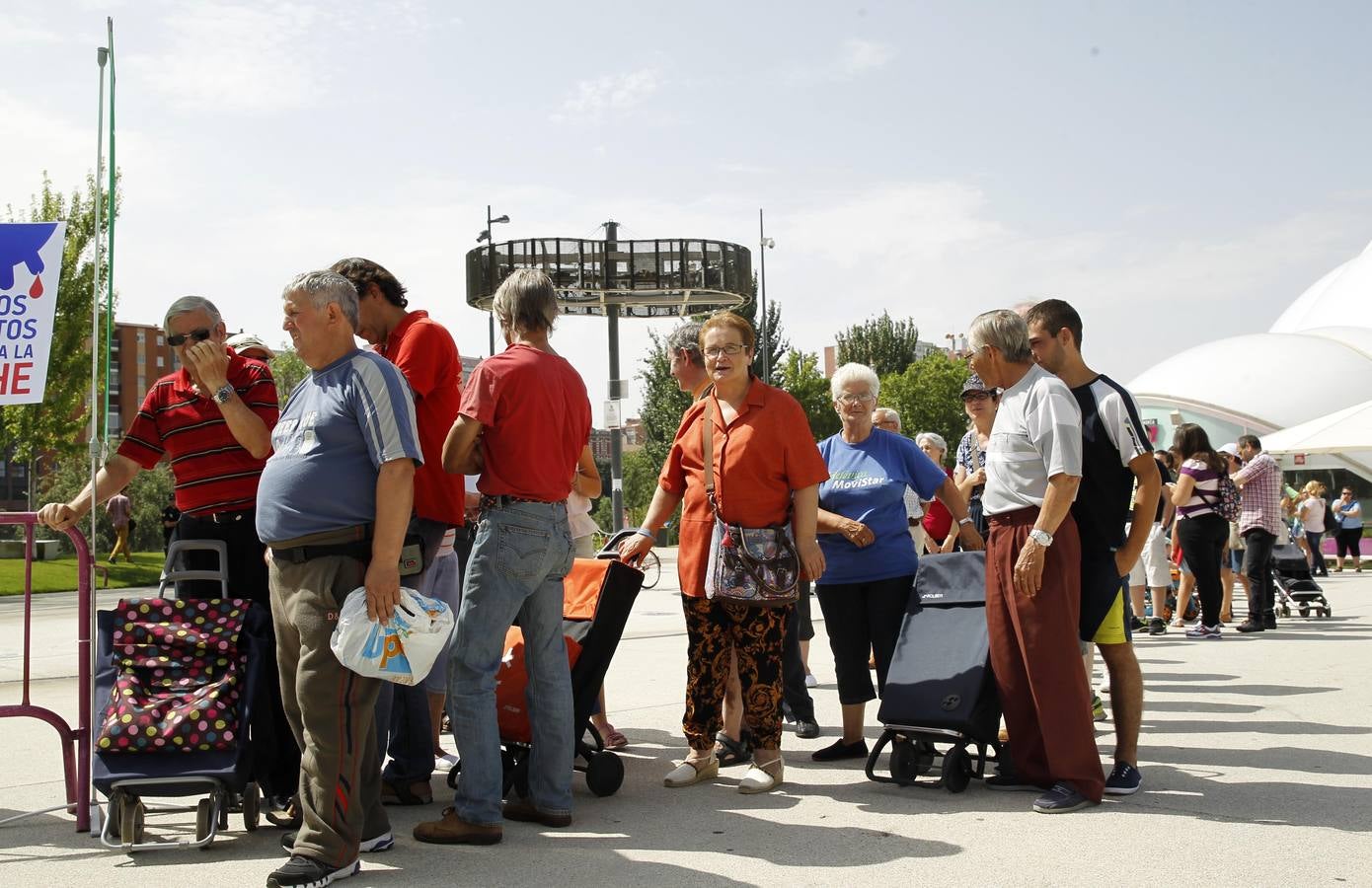 Reparto de leche en la Plaza del Milenio (Valladolid)