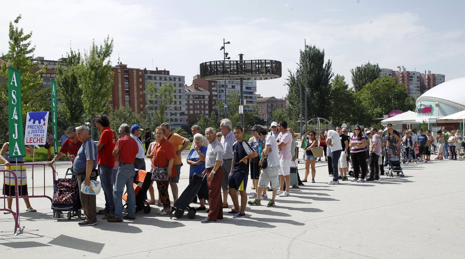 Reparto de leche en la Plaza del Milenio (Valladolid)